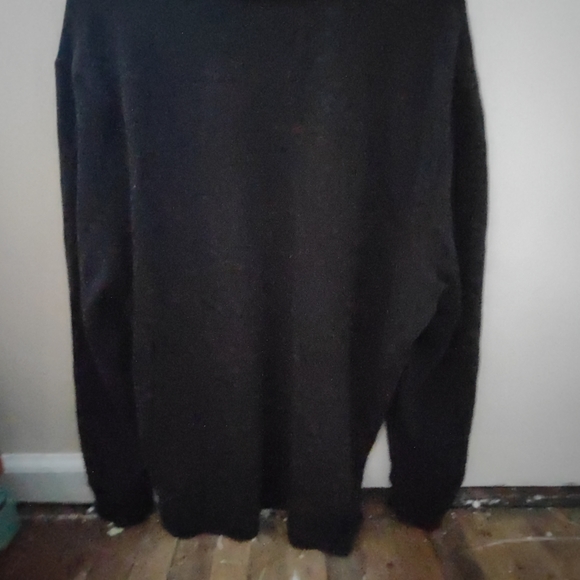 Like new black long sleeve shirt - Picture 6 of 7